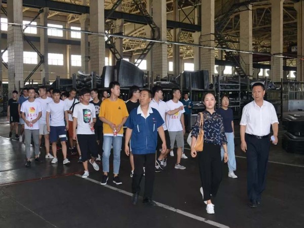 高校大学生来九州ku酷游集团科普基地实践学习