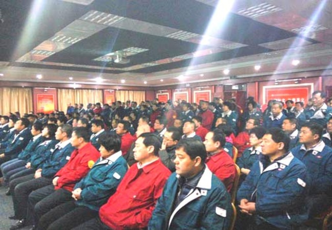 九州ku酷游集团治理职员正在大礼堂认真听取科技职员的科普知识讲座